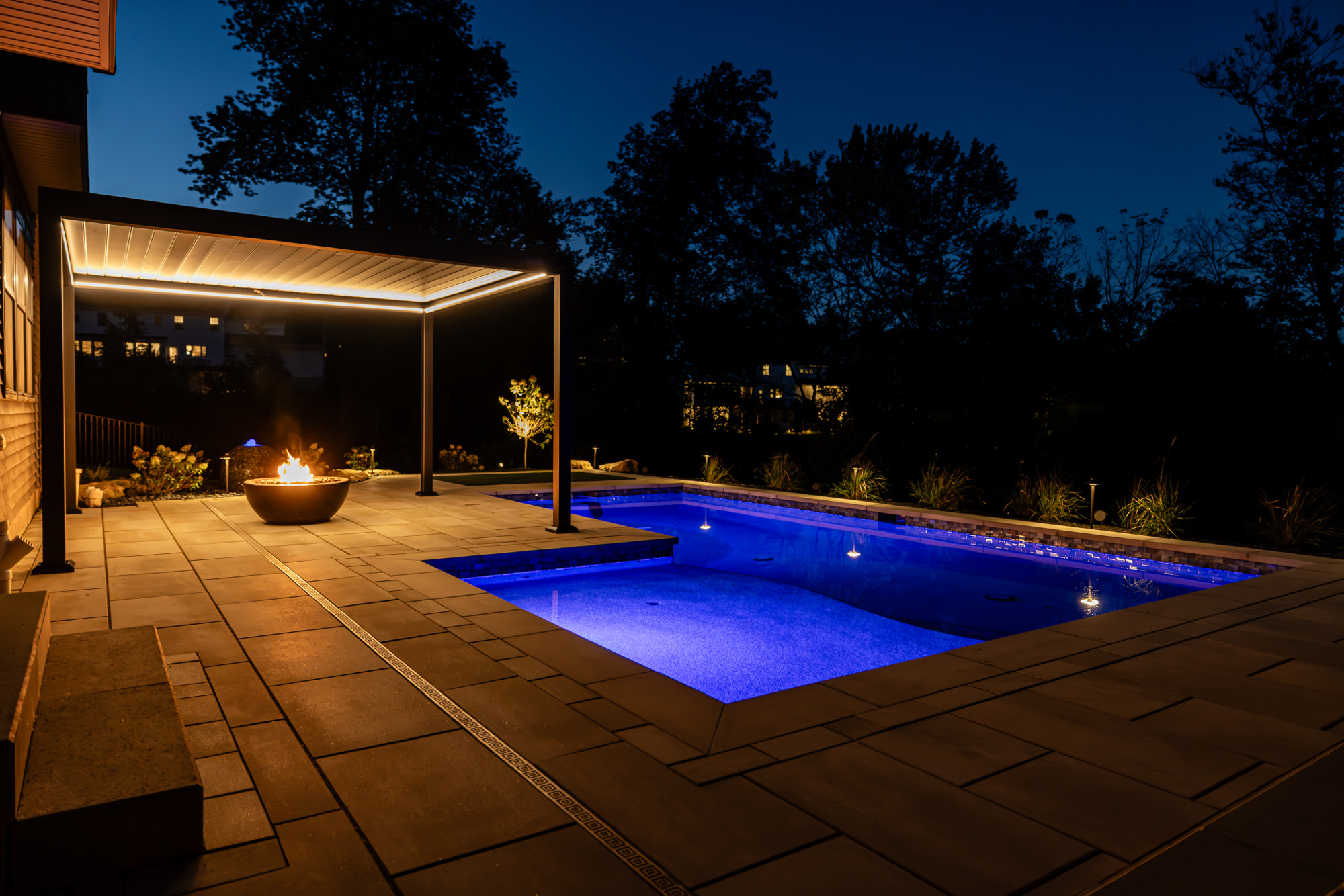 Modern deck with dry-space ceiling in Coopersburg, PA